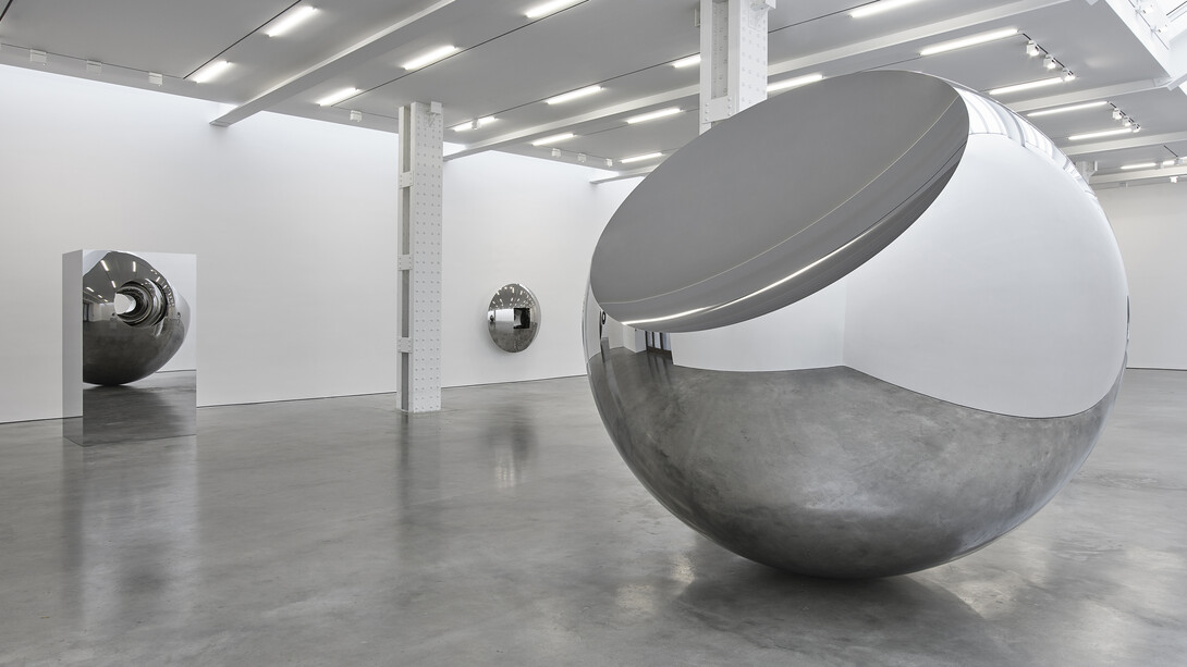 Anish Kapoor, Newborn, 2019. Stainless steel, 300 x 300 x 300 cm. Photograph: Mark Waldhauser ©Anish Kapoor. All Rights Reserved SIAE, 2023. Courtesy of Fondazione Palazzo Strozzi
