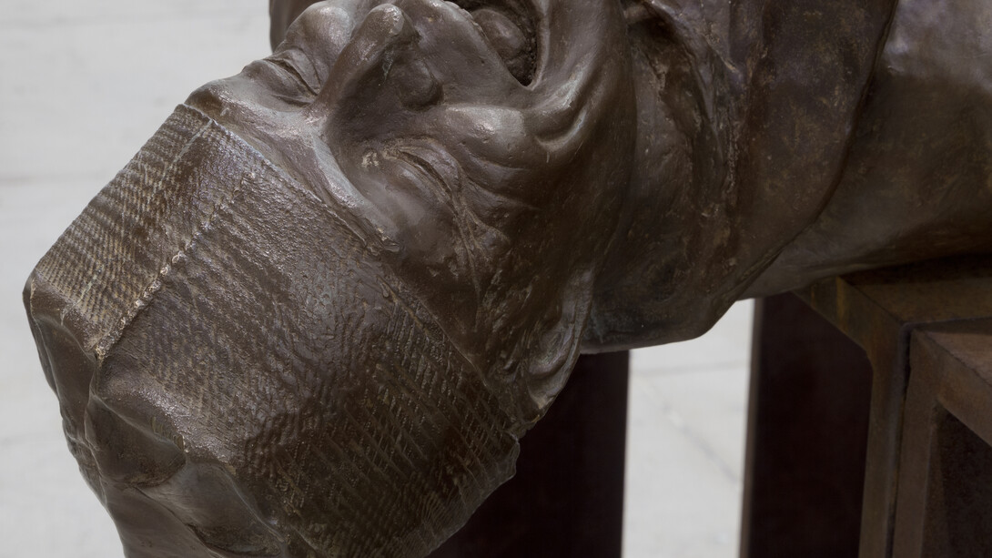 Juan Muñoz, detail of Thirteen Laughing at Each Other, 2001, Bronze and steel, Each unit approx.. : 129-15/16 x 86-5/8 x 78-3/4 in. 330 x 220 x 200 cm