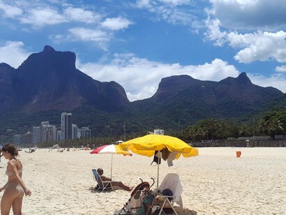 Praia de São Conrado, Rio de Janeiro, Brasil. A praia de São Conrado atrai muitos turistas estrangeiros, porque traz as belas imagens das Pedra da Gávea e Pedra Bonita, área de voo livre para os amantes desse esporte e para quem deseja guardar uma bela lembrança da cidade maravilhosa. Do alto de 520m de altura, os próprios pilotos gravam vídeos e fotos dos que se aventuram nesta contemplação