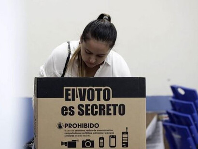 Una costarricense vota
