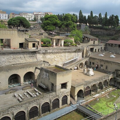 Ercolano, antica città romana distrutta dall’eruzione del Vesuvio del 79 d.C., fu sepolta sotto colate di fango vulcanico che ne conservarono straordinariamente edifici e oggetti. Nella foto uno scorcio suegli scavi archeologici, Ercolano, Campania, Italia 