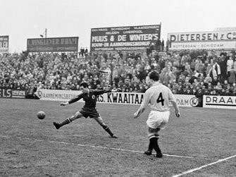 Futebol militar Holanda x Portugal, 1955. Esses jogadores não estavam apenas preocupados com a próxima transferência ou com o valor da sua imagem no mercado. Eles estavam preocupados com o legado que deixavam, com o vínculo com os adeptos e com a história que ajudavam a escrever. A rivalidade entre clubes, por exemplo, não se limitava a números e estatísticas. Era algo orgânico, alimentado pela paixão genuína de ver o seu clube lutar pela vitória. Hoje, as coisas parecem diferentes