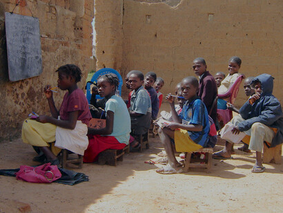 Adolescentes estudando, Angola