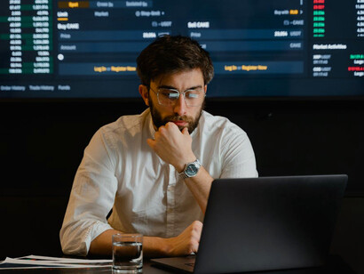 Senior executives rely on the executive support system (ESS) dashboard to visualise key performance indicators, as the analyst ensures smooth data pathways from DSS to ESS