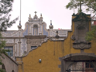 Casa de los azulejos vista desde la entrada del templo y exconvento de San Francisco, Ciudad de México 