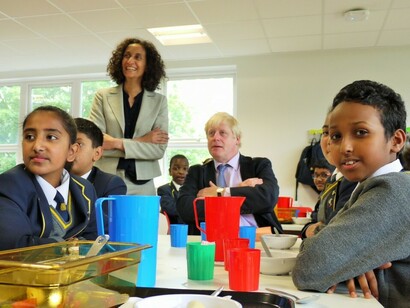 Boris Johnson cuando era alcalde de Londres inaugurando el curso escolar en el Michaela School