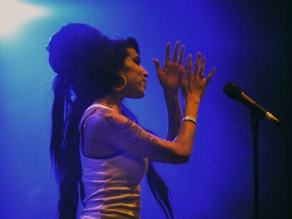 Amy Winehouse, uma das maiores vozes da música contemporânea, morreu em 23 de julho de 2011. Sua luta contra o abuso de substâncias era conhecida, mas algumas teorias sugerem que sua morte foi provocada pela indústria fonográfica 

