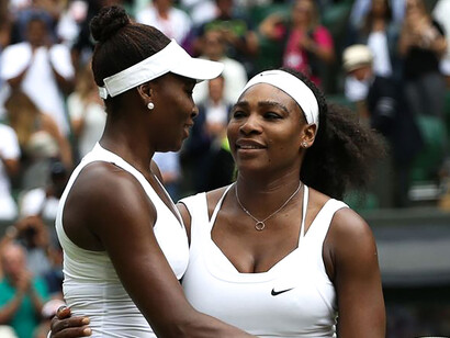 Venus et Serena Williams. La jeunesse des sœurs Williams avec leur père a été marquée par des choix uniques et audacieux qui ont façonné leur destin en tant que joueuses de tennis légendaires © Visual