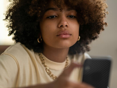 Descubra como os influenciadores digitais estão moldando as tendências da moda e influenciando a expressão cultural através de suas plataformas online.