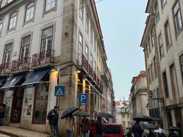 Una via del centro, Lisbona, Portogallo. Foto di Flavius Roversi