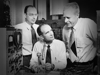 John Bardeen, William Shockley y Walter Brattain, inventores del transistor. Laboratorios Bell, 1948