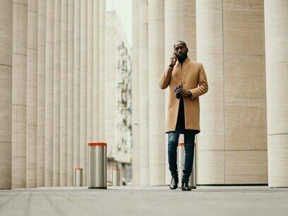 Uma escolha tomada com convicção excessiva. Um adiamento que parecia inofensivo. Um “depois a gente conversa” que virou nunca. Certos erros não gritam. Apenas se acomodam no cotidiano e passam a morar na gente como móveis que ninguém mais percebe, mas que ocupam espaço demais



