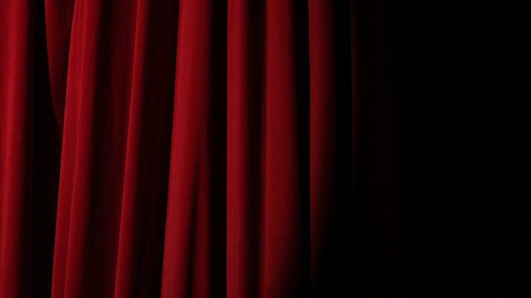 Sipario. Essere o non essere. Siamo personaggi shakespeariani proprio come in una commedia. Continuiamo a costruirci e distruggerci, a pensare, dialogando con noi stessi. Ci facciamo strada verso la verità, pur sapendo che potrà ucciderci.
L’interrogativo però resta e si nutre dei nostri dubbi, aumenta con le nostre fragilità:
Cosa, chi siamo? Cosa saremo? Come ci vuole il mondo?