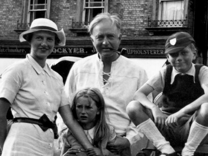 Peggy Guggenheim con il marito Laurance Vail e i due figli