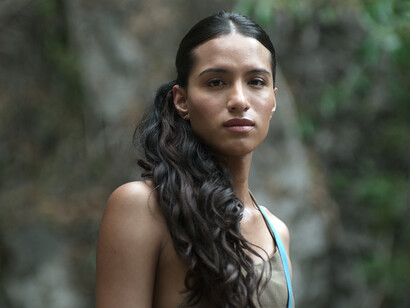 Lejos de estereotipos, la serie visibiliza la identidad muxe como una expresión legítima de género que coexiste con tradiciones ancestrales