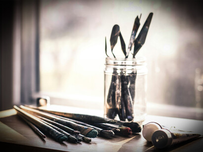 La vita di Eugenio Carbone, artista poliedrico, attraverso le pagine avvincenti del romanzo d'esordio di Daniela Rossi. Una narrazione coinvolgente che racconta una vita dedicata all'arte, tra ago e filo.