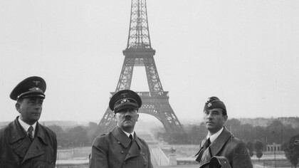 Hitler ante la Torre Eiffel acompañado por el arquitecto Albert Speer y el escultor Arno Breker 