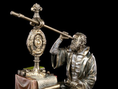 Galileo Galilei osserva il cielo col cannocchiale
