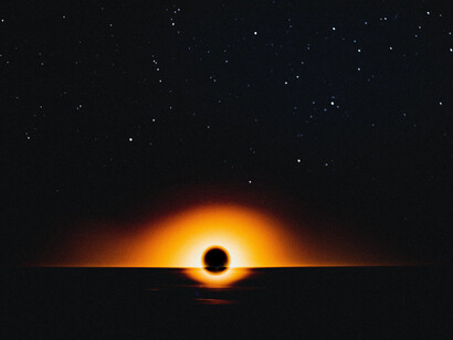 Vista de un eclipse solar en el atardecer