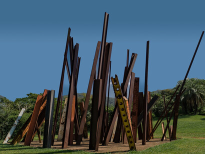 Obra de Chris Burden, Beam Drop Inhotim, 2008. Foto: William Gomes 