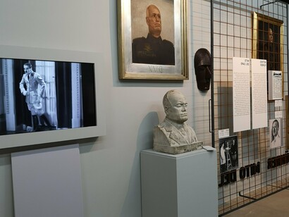 Exposição "Mitos das Ditaduras" realizada no Castelo do Tirol, na Itália, 2019. A crítica de esquerda ao liberalismo afundou-se, ao substituir as lutas de classes pelas lutas identitárias desprovidas de conteúdo de classe, e foi sendo substituída pela crítica de direita ao liberalismo que, para o efeito, criou o conceito de democracia iliberal. O fascismo com máscara democrática está hoje normalizado, e a máscara pode mesmo ser dispensada se, entretanto, não surgir uma nova resistência anti-fascista