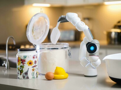Até dentro de casa, a IA ganhou espaço: robôs de limpeza que mapeiam ambientes, geladeiras que avisam quando um alimento está prestes a vencer e sistemas de iluminação que ajustam a intensidade conforme a hora do dia