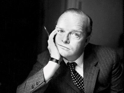 Truman Capote posando para una fotografía promocional