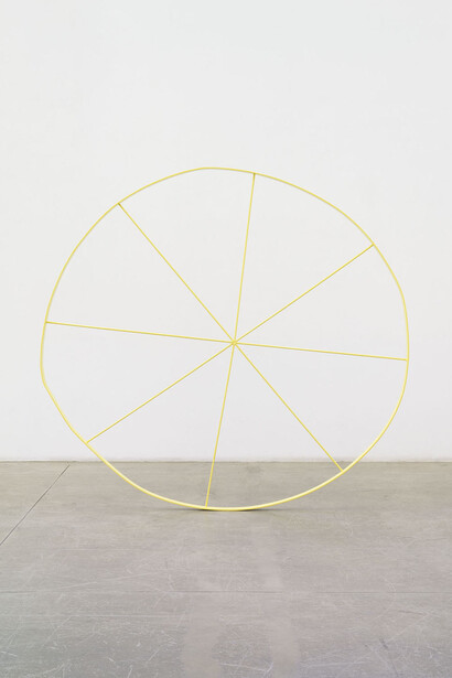 Gary Hume, Wonky Wheel (Yellow), 2014, Smalto su alluminio / Gloss paint on stainless steel, Ø 217 x 6 cm / Ø 85 1/2 x 2 1/2 inches, Photo by Alessandro Zambianchi, Courtesy Massimo De Carlo, Milano/London