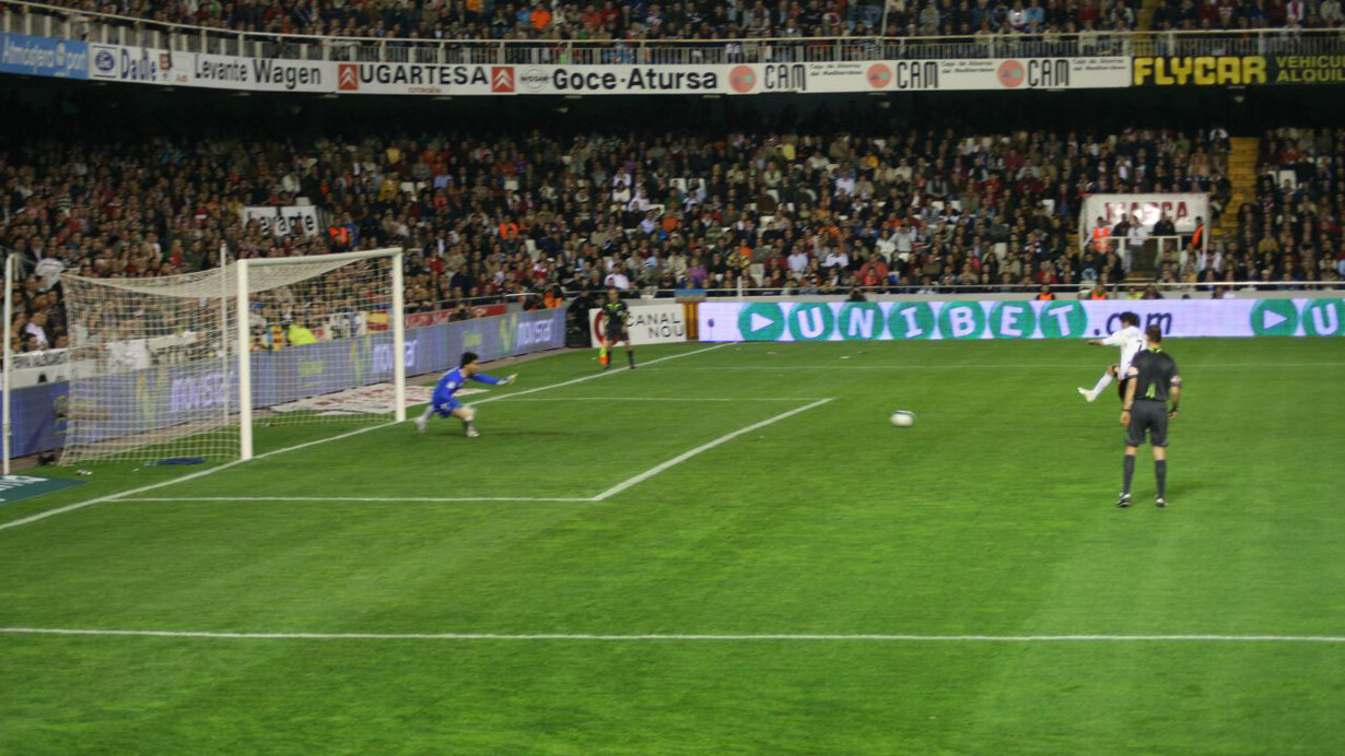 Durchführung eines Elfmeters. Spanische Liga, Saison 2006/07, 30. Spieltag (15. April 2007), Stadion Mestella, Valencia vs. Sevilla. Rechts; Stürmer David Villa (Valencia), links; Torwart David Cobenyo (Sevilla)