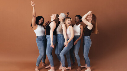 Mujeres con diversas constituciones corporales posan usando jeans