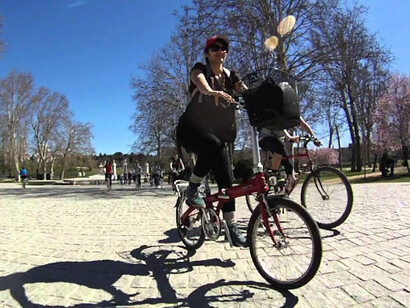 En bicicleta por el parque del Retiro de Madrid