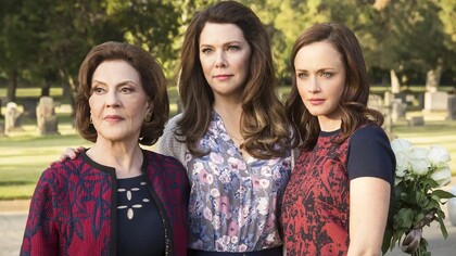 “Gilmore Girls”, the story of a single mom “Lorelei Gilmore” and her teenage daughter “Rory Gilmore” living in a small, beautiful town named “Stars Hollow”