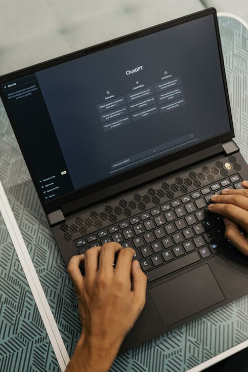Una persona usa ChatGPT en una computadora portátil