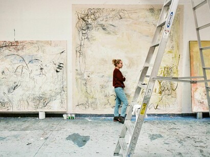Rita Ackermann presenta le proprie opere nella galleria d'arte Hauser and Wirth a New York, 2020