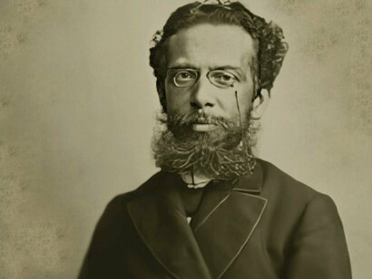 Machado de Assis. As artes visuais também não escapam ao olhar penetrante do cronista. Em Aquarelas, Machado descreve uma exposição na Academia Imperial de Belas Artes com precisão quase fotográfica – não das telas, mas dos espectadores: "Contemplam o quadro nacional com os olhos, mas a alma viaja em Roma"