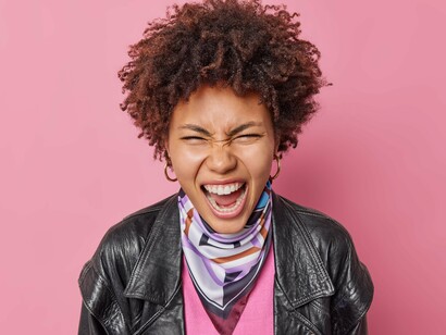 A língua é um código e uma faísca, tem caráter social na linguagem e faz um rastilho que se transforma em labaredas quando acende o desejo. Língua no céu da boca, de boca em boca