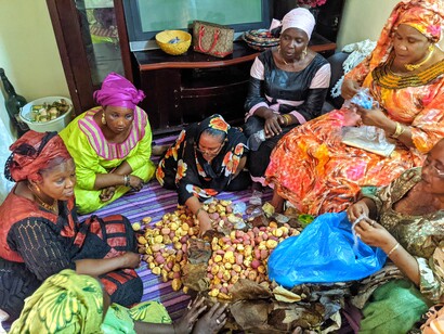 Cérémonie de la dote d'une jeune femme malienne, les femmes (mères, tantes et belle-famille) de la mariée procèdent à l'ouverture du sac de cola, élément symbolique et figurant dans la liste des éléments de la dote