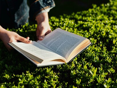 A confortável morada tinha espaço para a liberdade. Uma biblioteca quentinha para o deleite da família. O pai era um saudosista e admirava Teixeira Pascoaes — herança de seu pai — e repetia para os filhos as palavras do poeta, Os animais são pessoas, como nós somos animais