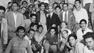 José Figueres Ferrer, caudillo victorioso de la Guerra Civil de Costa Rica, con un grupo de soldados