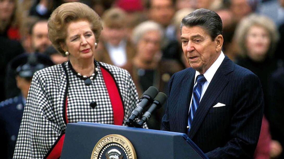 Margaret Thatcher escucha a Ronald Reagan proferir un discurso en EE. UU., 1988