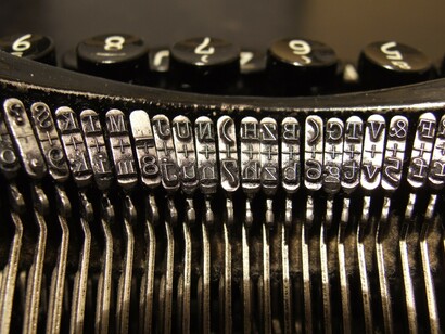 Poesía. Tipos de una máquina de escribir