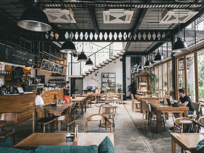 Interno di bar. Un locale di ristorazione alla moda