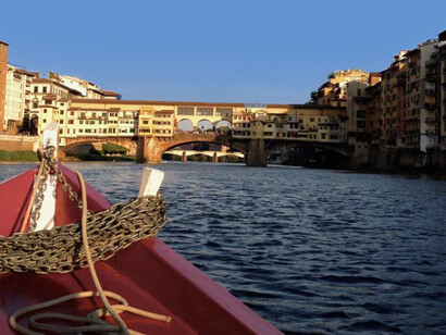 Oggi le “crociere” sull’Arno su dei barchetti a fondo piatto che danno l’opportunità di vedere la città da una prospettiva completamente diversa, quella del fiume