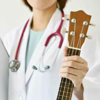 Con la musicoterapia psicoanalitica si impara a leggere l’esercizio vocale e musicale del paziente anche attraverso la conoscenza delle dinamiche psichiche più profonde