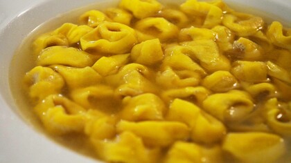 Piatto di tortellini in brodo, tipico della tradizione culinaria bolognese
