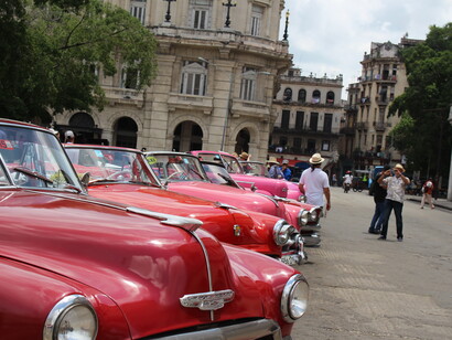 Conocí el mar inmenso y maldito. Ese Caribe mitológico, que se constituye en idea obsesiva de la grandísima paranoia cubana. Autos antiguos descapotables, que ofrecen paseos, en el Parque central, 2016, Habana Vieja, La Habana, Cuba. 