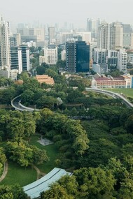 Lo skyline di una città che unisce la modernità dei grattacieli alla sostenibilità e vivibilità di un grande spazio verde