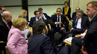 Le président Barack Obama informe les dirigeants européens à l'issue d'une réunion multilatérale lors de la Conférence des Nations unies sur les changements climatiques à Copenhague, au Danemark, le 18 décembre 2009
