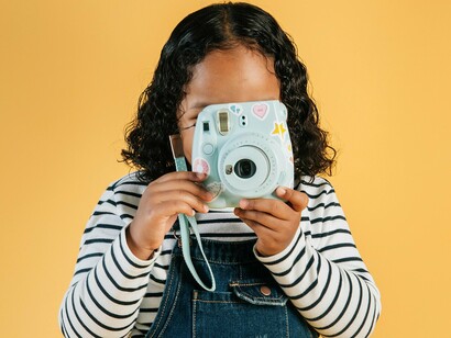 O apego seguro construído pela presença emocional consistente de cuidadores gera adultos emocionalmente estáveis, enquanto a falta de afeto pode resultar em comportamentos imaturos, dificuldades de aprendizagem e problemas de relacionamento na vida adulta