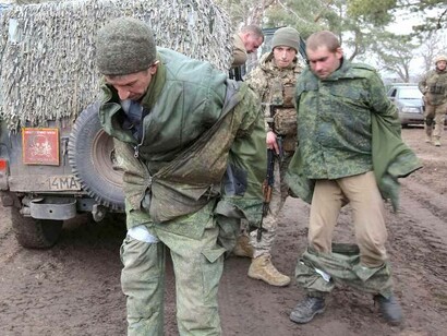 Soldados escoltam prisioneros Russos, Ucrânia